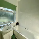 بيت للعطل The Olive House - 4 Bedroom, Sleeps 8, Contractors Welcome *