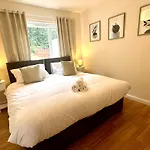 بيت للعطل The Olive House - 4 Bedroom, Sleeps 8, Contractors Welcome مدليسبره