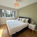 بيت للعطل The Olive House - 4 Bedroom, Sleeps 8, Contractors Welcome مدليسبره