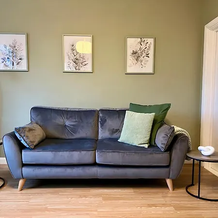 The Olive House - 4 Bedroom, Sleeps 8, Contractors Welcome