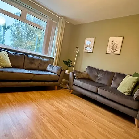 The Olive House - 4 Bed, Sleeps 8, Contractors Welcome Holiday home
