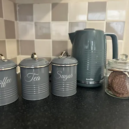 The Olive House - 4 Bedroom, Sleeps 8, Contractors Welcome