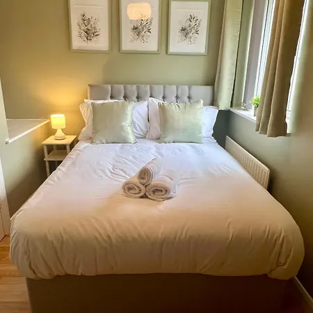 The Olive House - 4 Bedroom, Sleeps 8, Contractors Welcome * مدليسبره