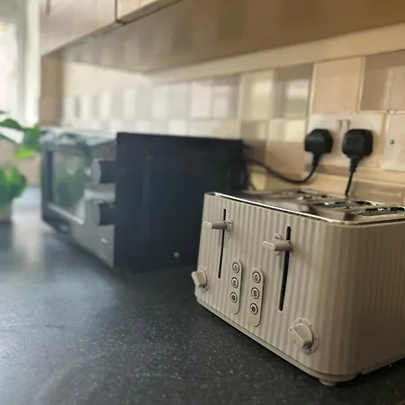 The Olive House - 4 Bedroom, Sleeps 8, Contractors Welcome *