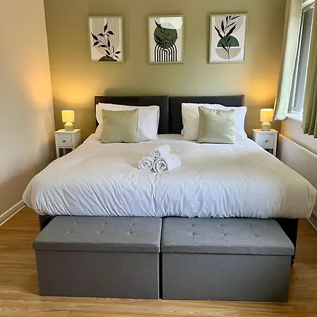 The Olive House - 4 Bed, Sleeps 8, Contractors Welcome Holiday home Middlesbrough